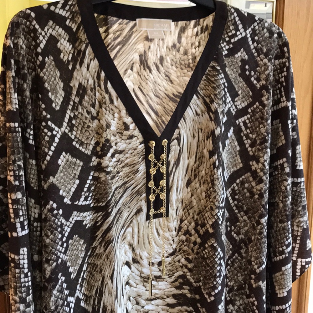 Gorgeous snake print flowy blouse
